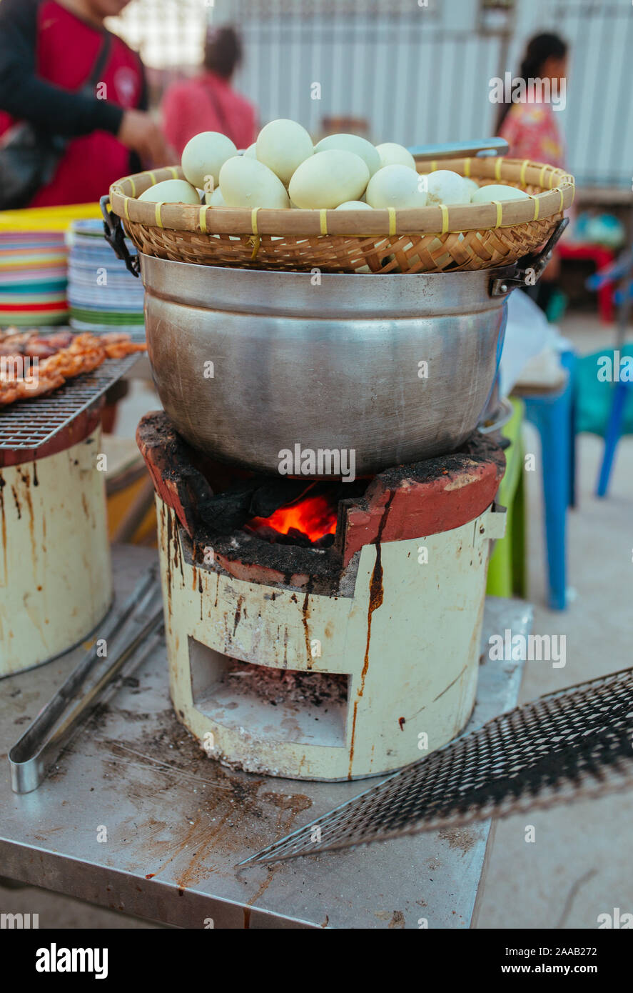 Oeufs de Poulet mijoté avec des embryons dans Cambodin street restaurant Banque D'Images