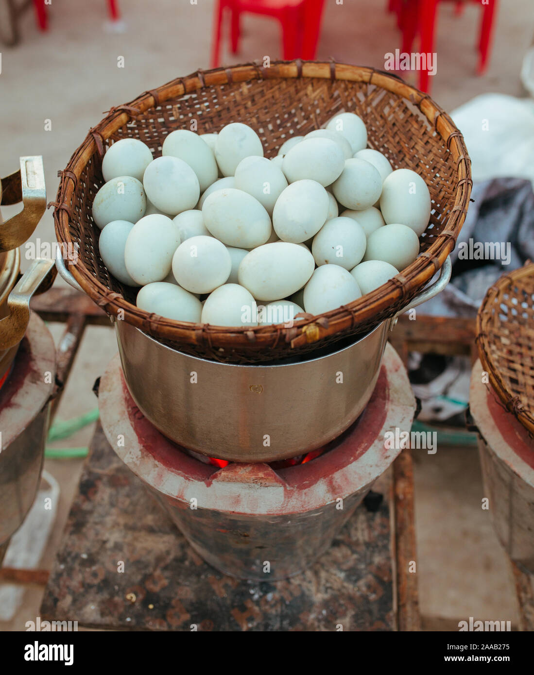 Oeufs de Poulet mijoté avec des embryons dans Cambodin street restaurant Banque D'Images