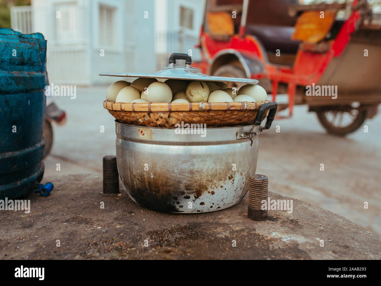 Oeufs de Poulet mijoté avec des embryons dans Cambodin street restaurant Banque D'Images