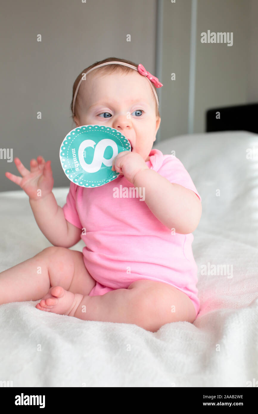 Close up Portrait of Cute 8 mois bebe Fille avec de grands yeux bleus, Happy Baby Girl Banque D'Images