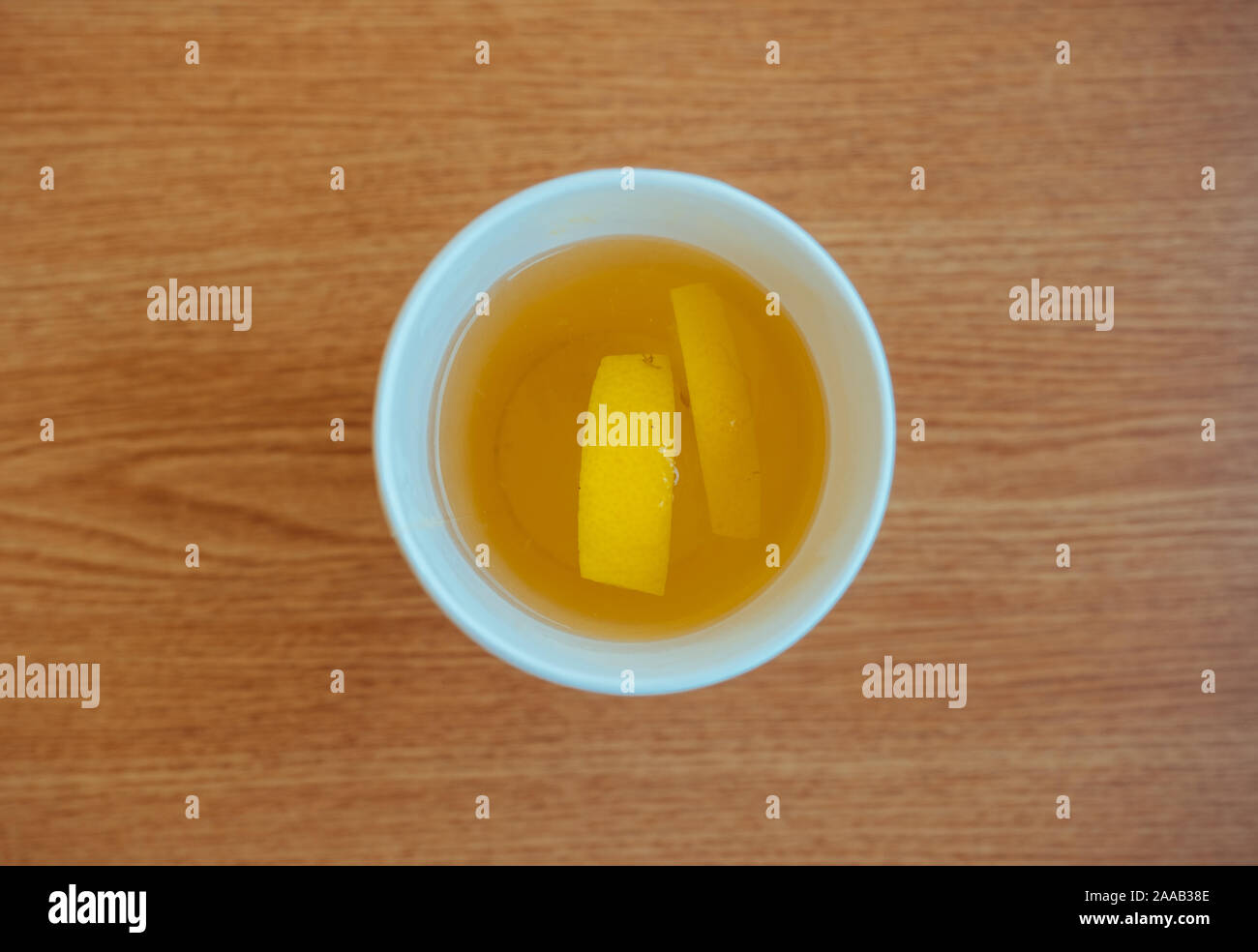 Thé au citron dans la tasse de papier sur la table Banque D'Images