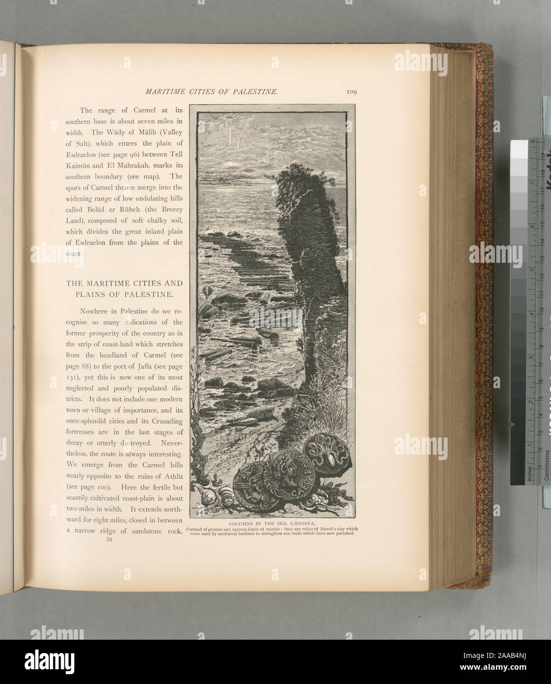 Le colonel Wilson, éd. ; des colonnes dans la mer, Césarée, formé de granite et divers types de marbre ; ils sont des vestiges de la ville d'Hérode qui ont été utilisés par des bâtisseurs médiévaux pour renforcer les digues qui ont péri. Banque D'Images