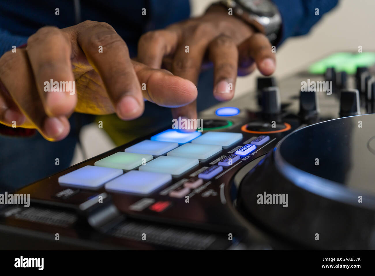 Beat machine appareil pour la musique électronique Techno dj compositeur.jouer avec les pistes musicales et de remix drum machine moderne.Les professionnels du son Banque D'Images