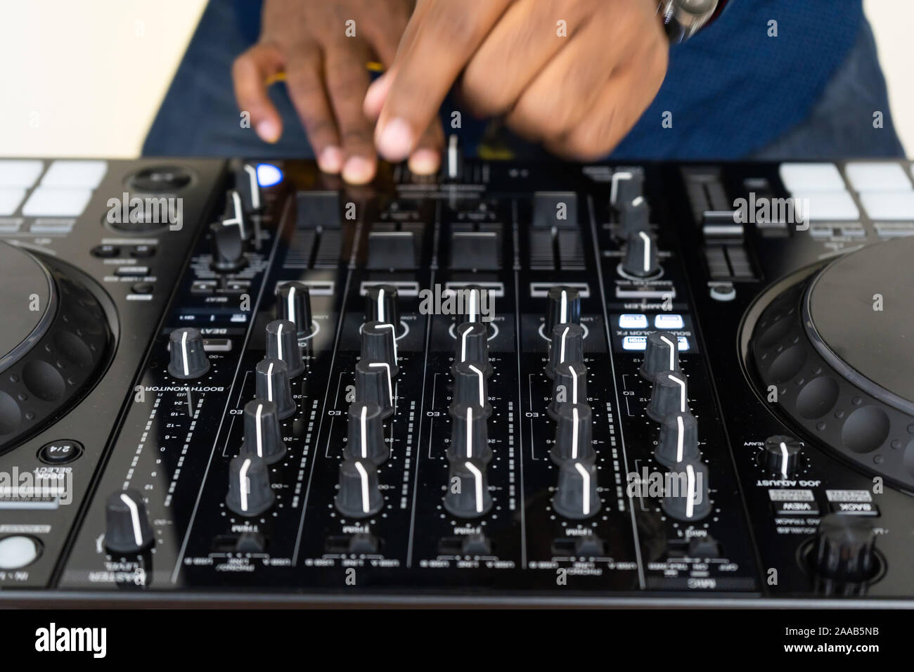 Mix Dj la voie à la discothèque at party Banque D'Images