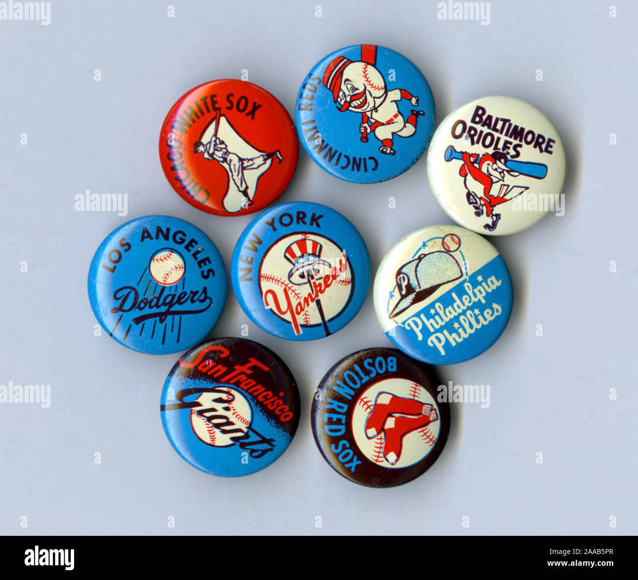 Collection de petits boutons souvenirs illustrant les logos d'équipes de Ligue Majeure de Baseball à ils app[hibou dans les années 1950, époque des années 60. Banque D'Images