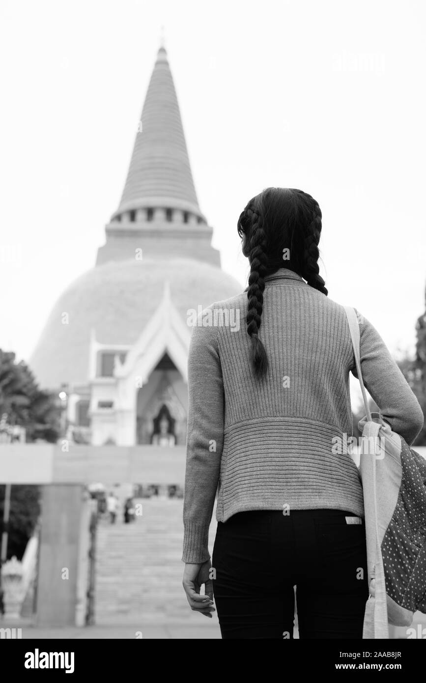 Belle jeune femme à la découverte touristique de l'Asie province Nakhon Pathom en Thaïlande Banque D'Images