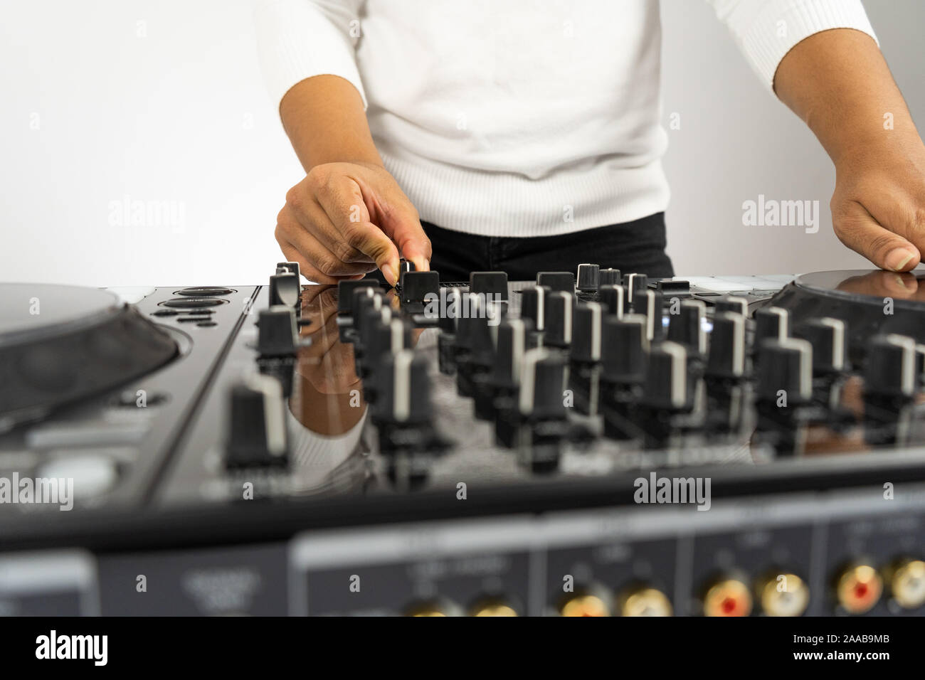 Mains de mixage DJ pistes sur ingénieur du son professionnel à la mode.bagues sur les doigts des disc-jockey à jouer de la musique.Libre,boutons et les organismes de réglementation à Banque D'Images