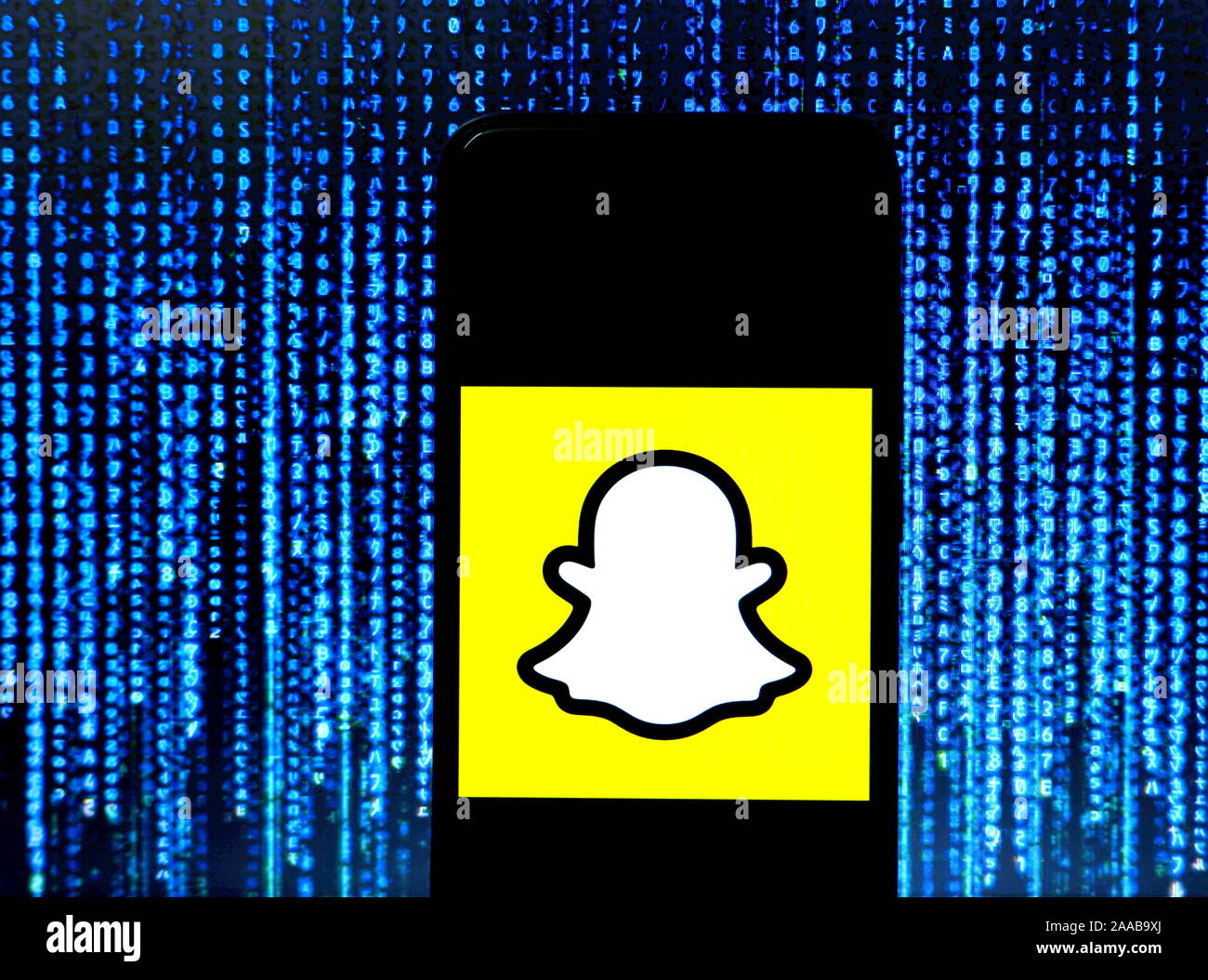 Sur cette photo, l'illustration d'une application de messagerie multimédia logo Snapchat vu affichée sur un smartphone. Banque D'Images