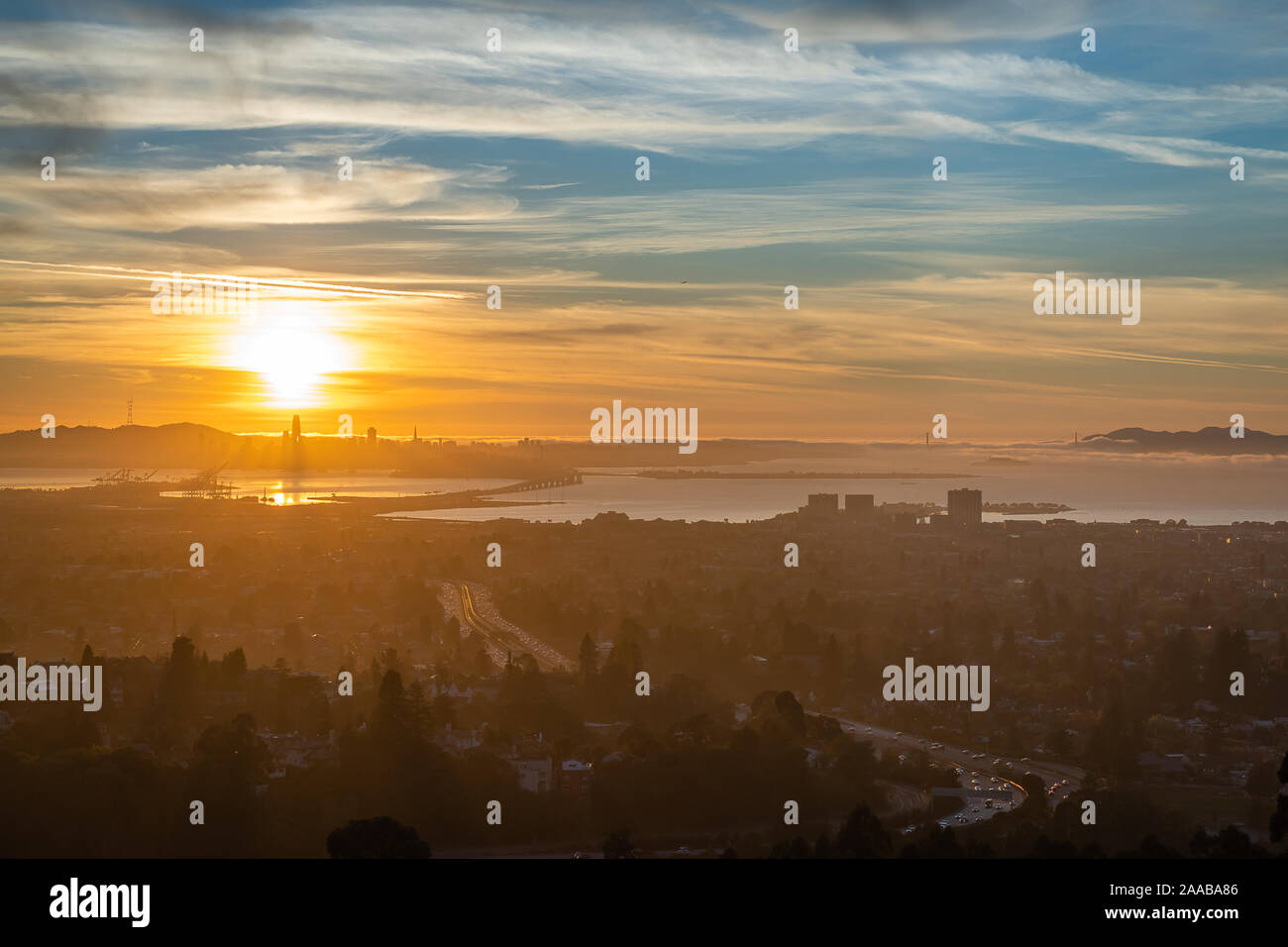 Coucher de soleil au-dessus d'Oakland et de San Francisco Banque D'Images