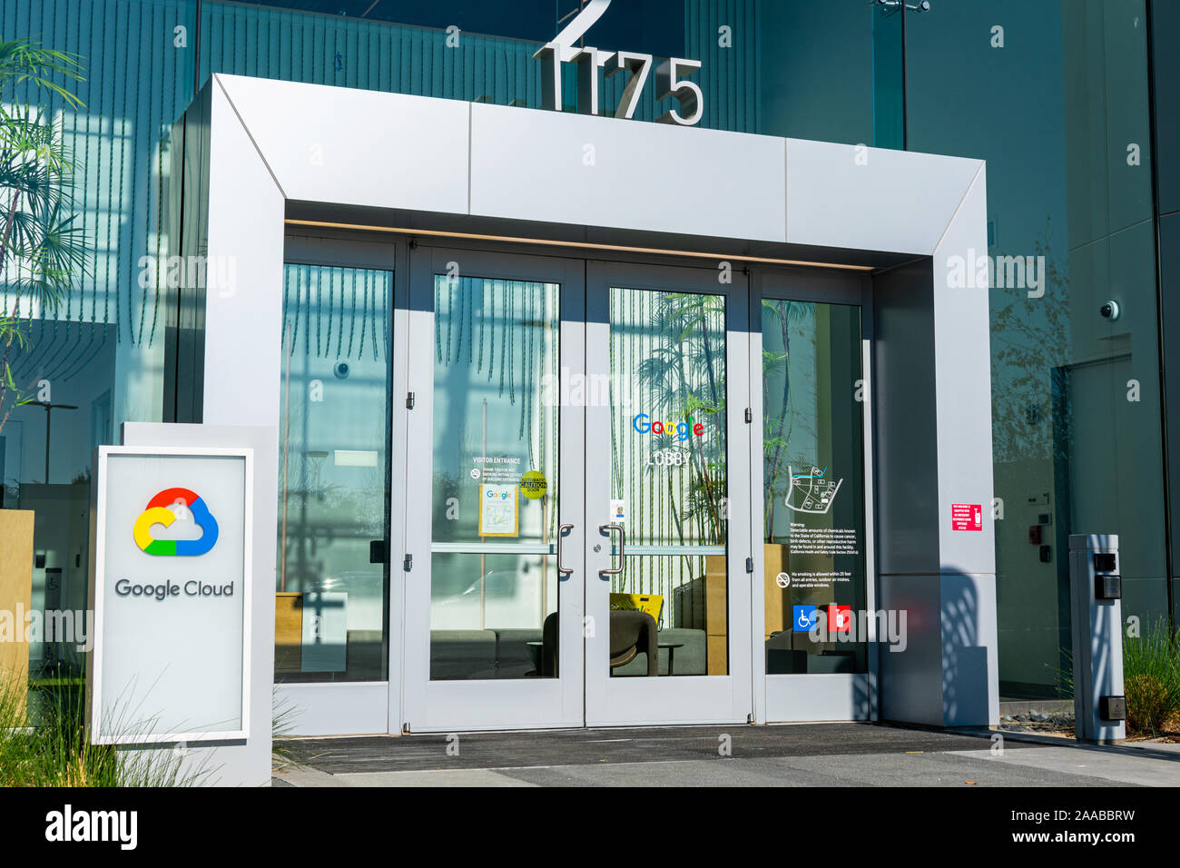 Logo Google Cloud à l'entrée de hall de bâtiment du campus de Google - Sunnyvale, Californie, USA - Novembre 2019 Banque D'Images