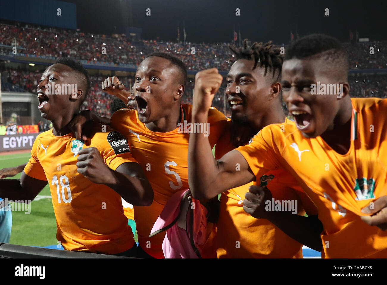 Beijing, Chine. 19 Nov, 2019. Les joueurs de la Côte d'Ivoire célèbrent après le U-23 coupe d'Afrique des Nations (AFCON) demi-finale entre la Côte d'Ivoire et le Ghana au Caire, Égypte le 19 novembre 2019. Credit : Ahmed Gomaa/Xinhua/Alamy Live News Banque D'Images