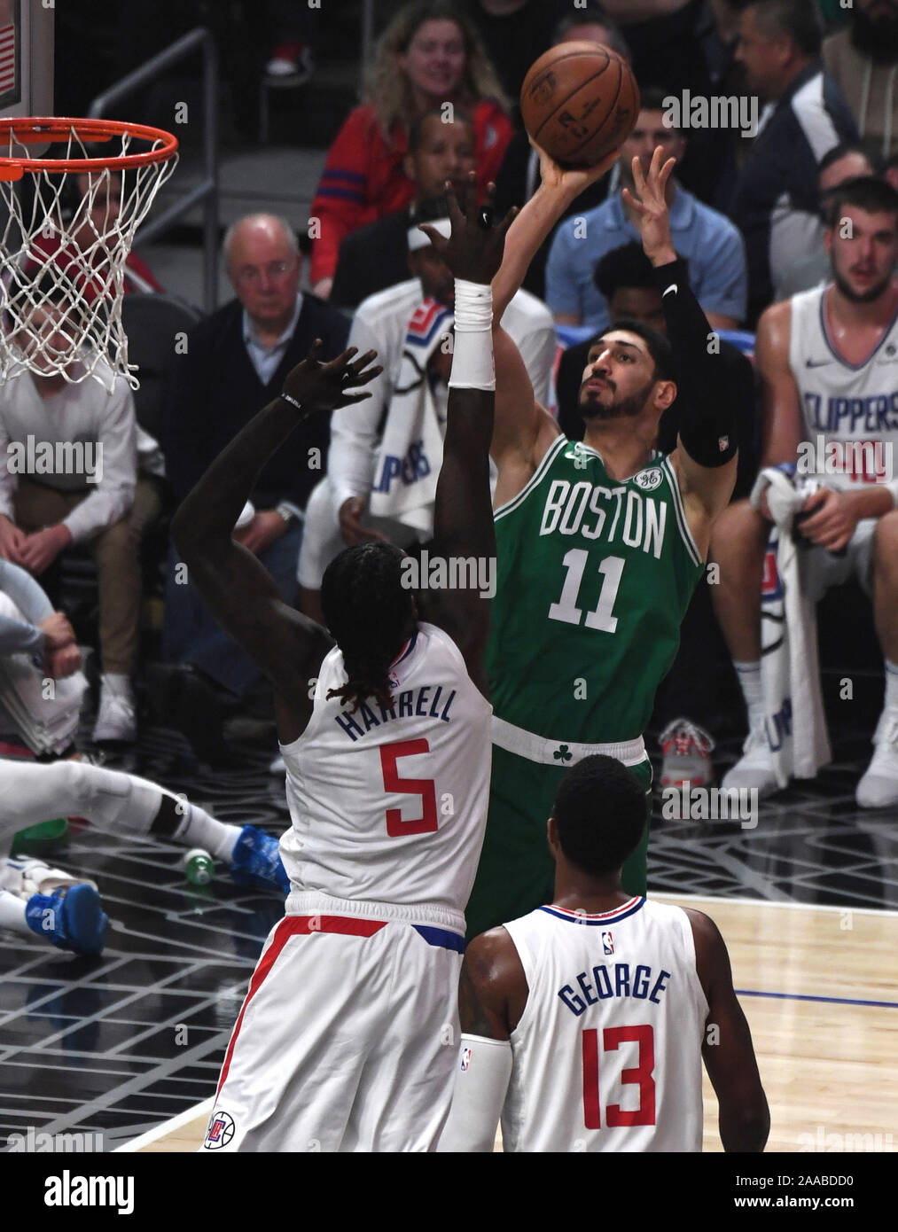 Los Angeles, United States. 20 Nov, 2019. Enes Kanter Celtics Clippers Kawhi Leonard sur les résultats au premier trimestre de l'action au Staples Center de Los Angeles, novembre 20, 2019. Photo par Jon SooHoo/UPI UPI : Crédit/Alamy Live News Banque D'Images