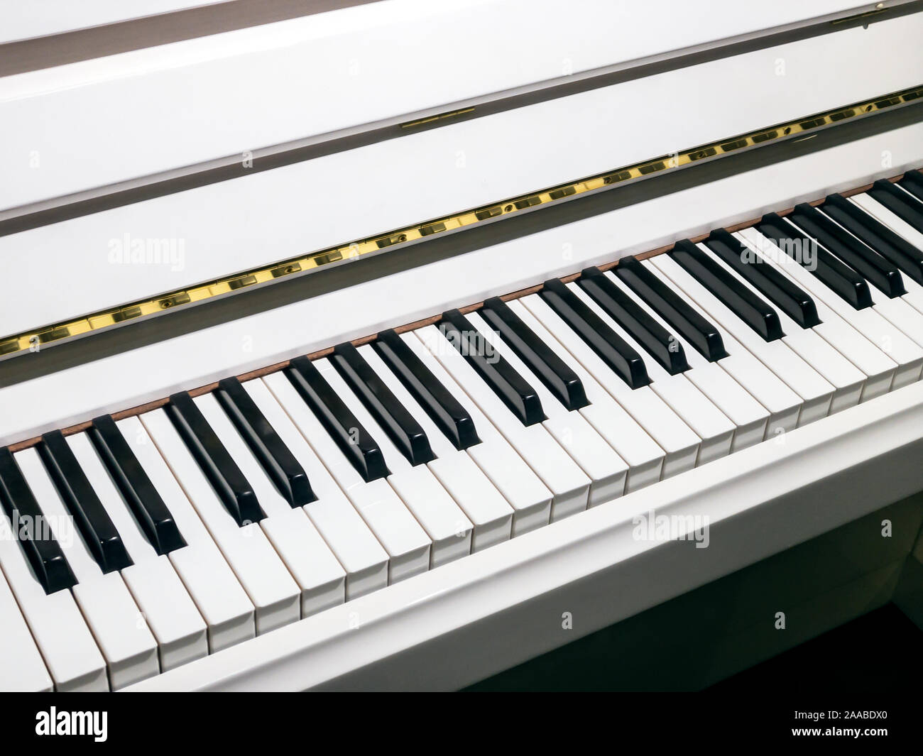 Touches du piano blanc. instrument de musique classique élégant. Vue rapprochée Banque D'Images