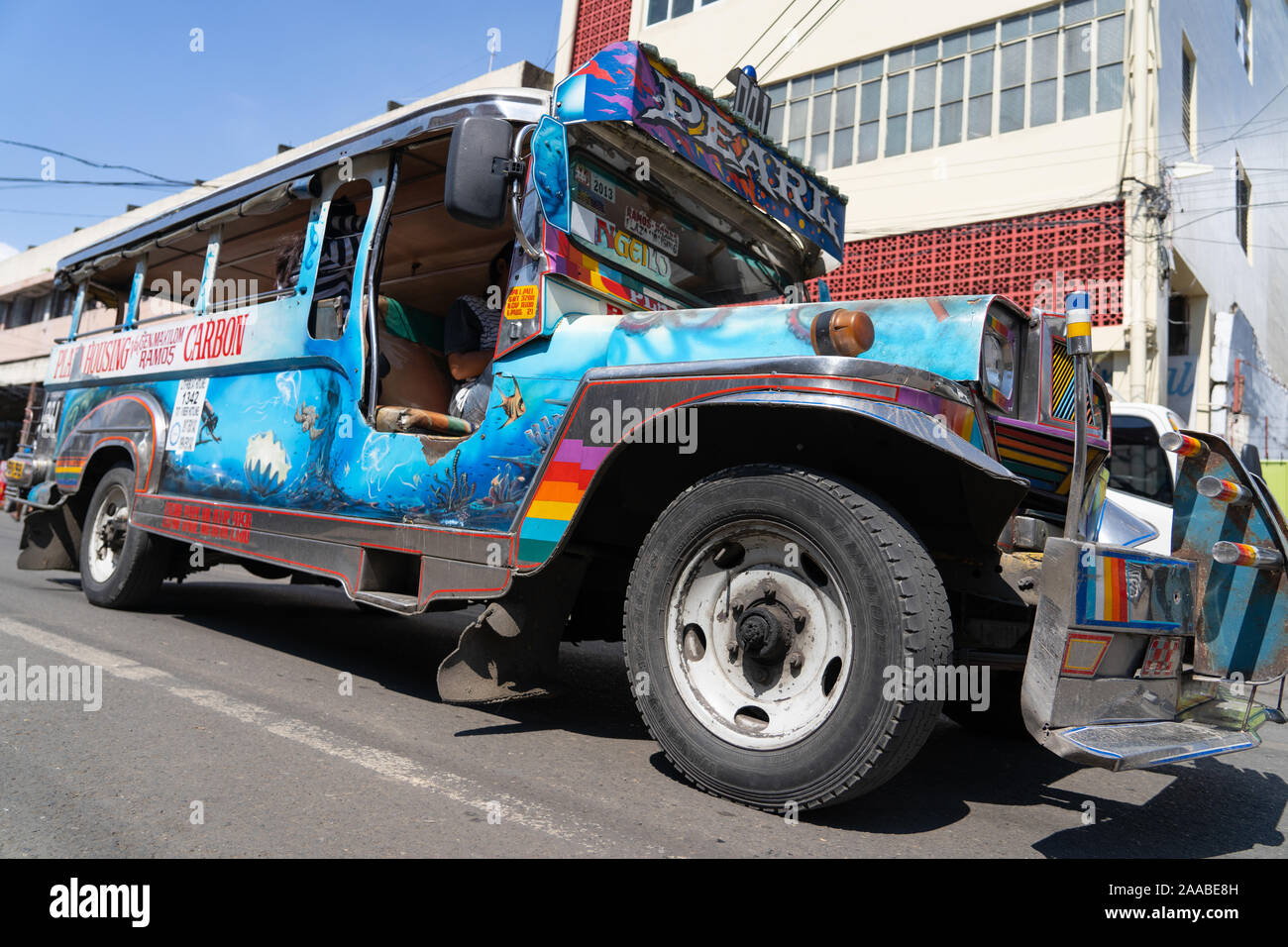 La ville de Cebu, aux Philippines. 21 Nov, 2019. À compter de janvier 2018, le ministère des Transports aux Philippines a lancé une initiative pour supprimer les anciens véhicules Jeepney iconique qui avaient 15 ans à partir de la rue dans le cadre du programme de modernisation des transports. Dans une déclaration récente de l'DOTr cependant, cela a été assouplies en raison principalement de la plaintes des opérateurs Jeepney se permettre les mises à niveau ou acheter des unités modernes.Les anciens véhicules seront désormais en mesure de fonctionner à condition qu'ils soient en mesure de répondre à des tests de sécurité et de contrôle technique. Credit : gallerie2/Alamy Live News Banque D'Images