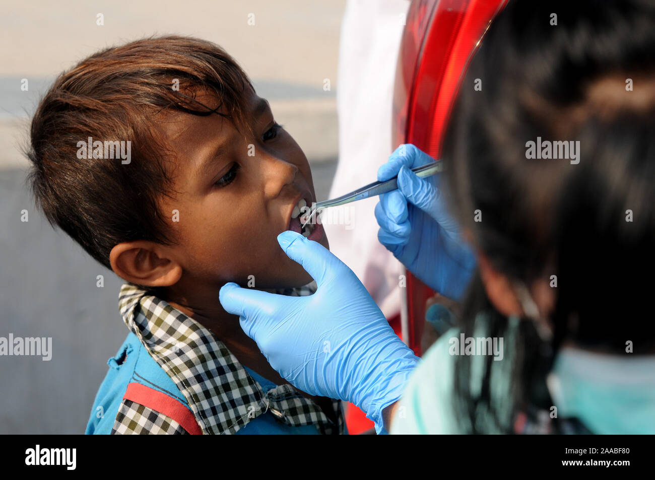 Jakarta, Jakarta, Indonésie. 20 Nov, 2019. Un médecin examine les dents dans les enfants en bidonville, dans Cilincing, Jakarta, le 20 novembre, 2019. L'activité est réalisée pour la première fois et se poursuivra tous les 6 mois sous la forme de soins pour les enfants dans le bidonville qui ont besoin de soins et de la santé des dents et de la bouche et de fournir des conseils aux parents sur les dents des enfants. Credit : Dasril Roszandi/ZUMA/Alamy Fil Live News Banque D'Images