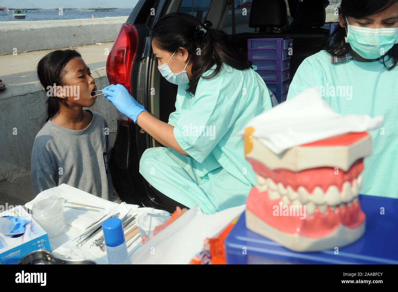 Jakarta, Jakarta, Indonésie. 20 Nov, 2019. Un médecin examine les dents dans les enfants en bidonville, dans Cilincing, Jakarta, le 20 novembre, 2019. L'activité est réalisée pour la première fois et se poursuivra tous les 6 mois sous la forme de soins pour les enfants dans le bidonville qui ont besoin de soins et de la santé des dents et de la bouche et de fournir des conseils aux parents sur les dents des enfants. Credit : Dasril Roszandi/ZUMA/Alamy Fil Live News Banque D'Images