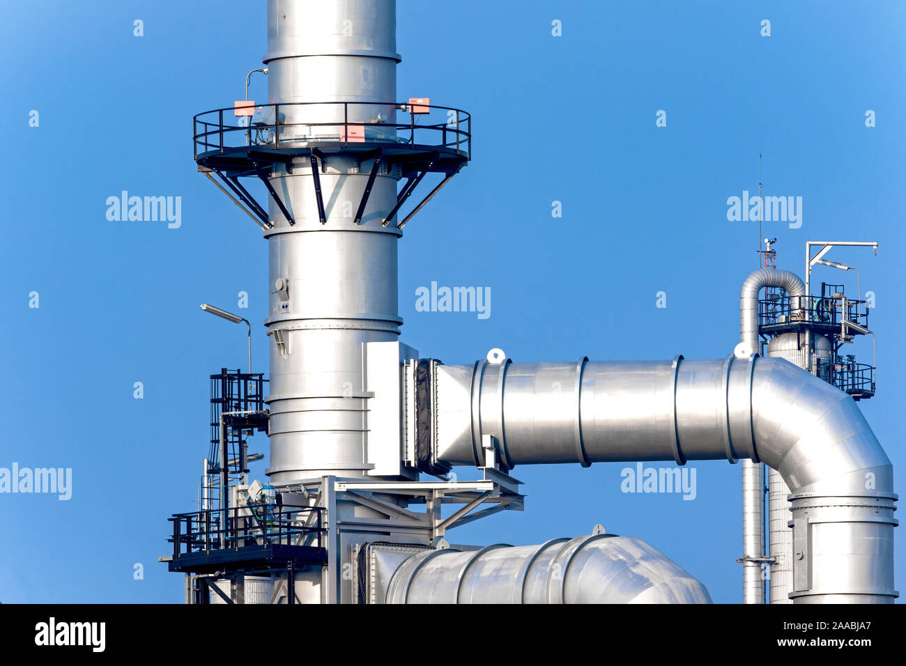 Raffinerie de pétrole et de gaz de la zone industrielle,Détail de l'oléoduc de l'équipement en acier avec la vanne du réservoir de stockage d'huile importante au crépuscule. Banque D'Images