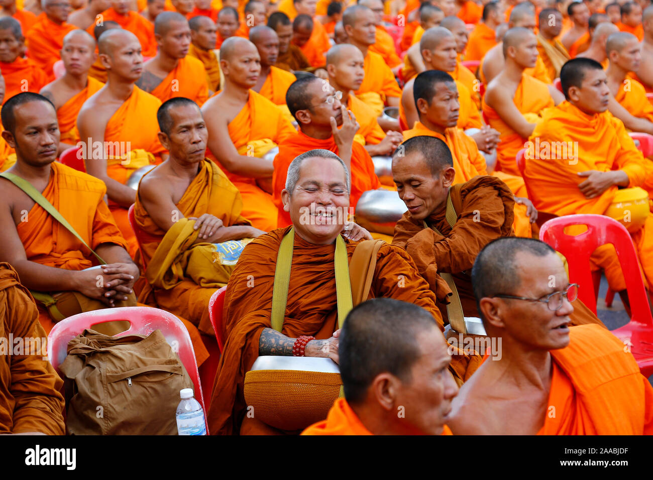Bangkok Ratchaprasong, cérémonie de remise de l'aumône de masse (12600) Des Moines Banque D'Images