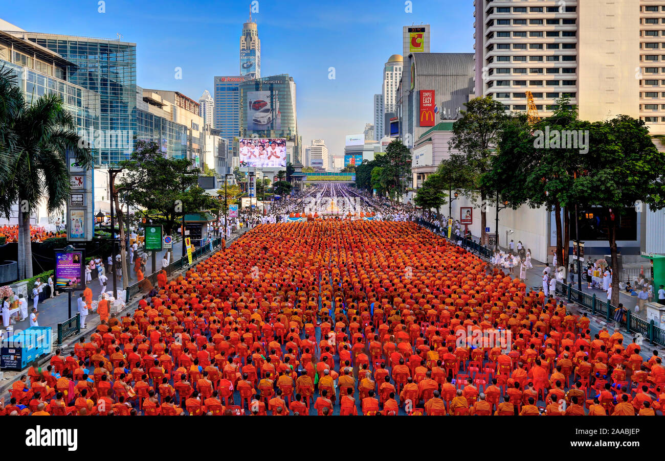Bangkok Ratchaprasong, cérémonie de remise de l'aumône de masse (12600) Des Moines Banque D'Images
