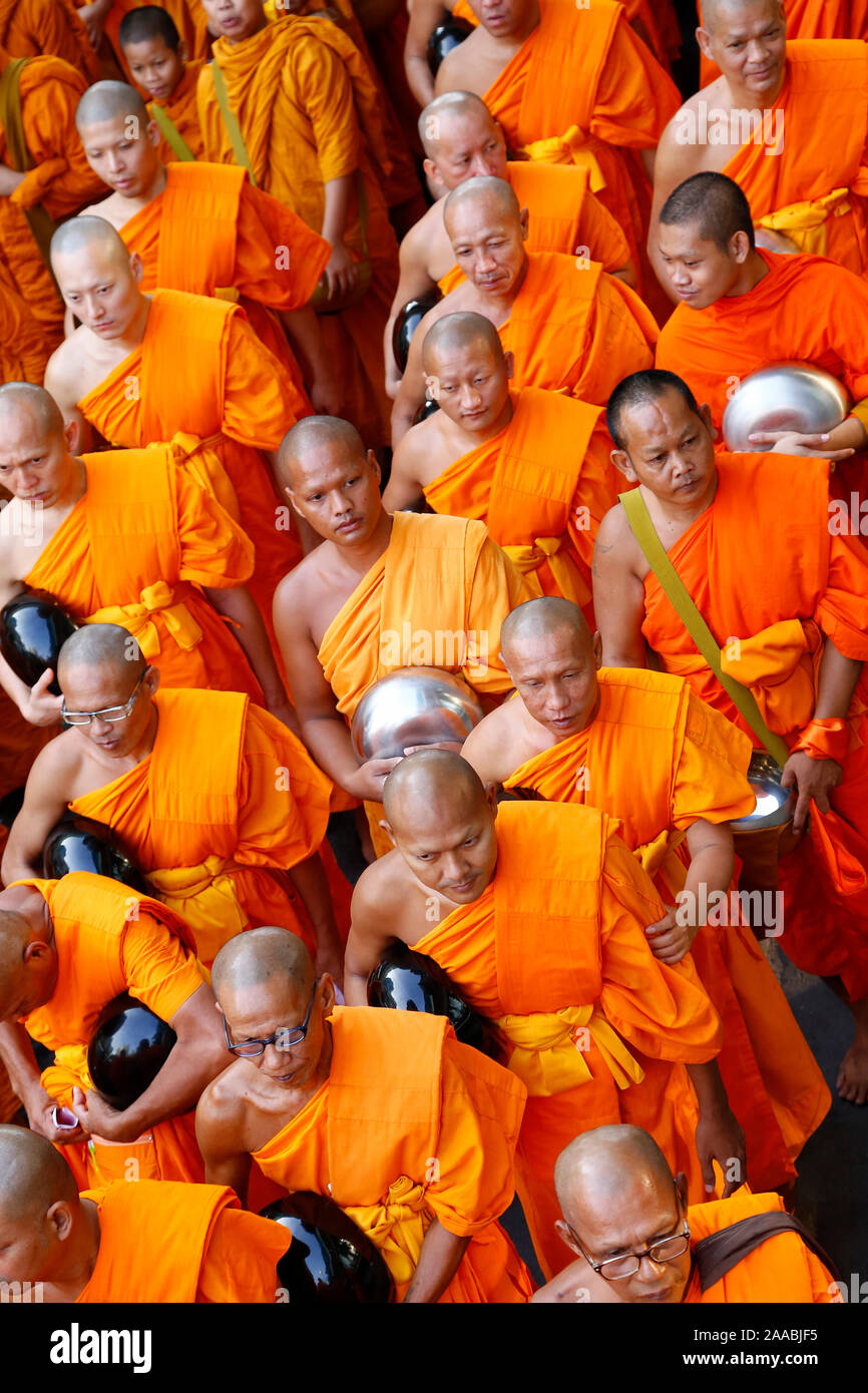 Bangkok Ratchaprasong, cérémonie de remise de l'aumône de masse (12600) Des Moines Banque D'Images
