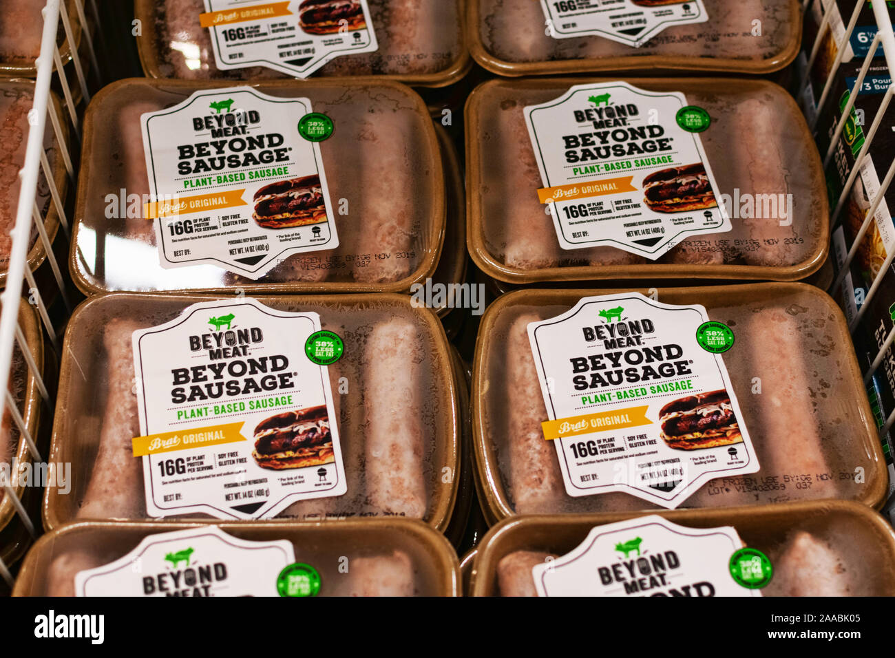 Au-delà de la marque de viande de saucisse à base de plantes au-delà des forfaits qui ressemble, grésille, et satisfait comme la saucisse de porc dans la section de viande épicerie - Cupertino, Californie, USA - 20 juin 2019 Banque D'Images