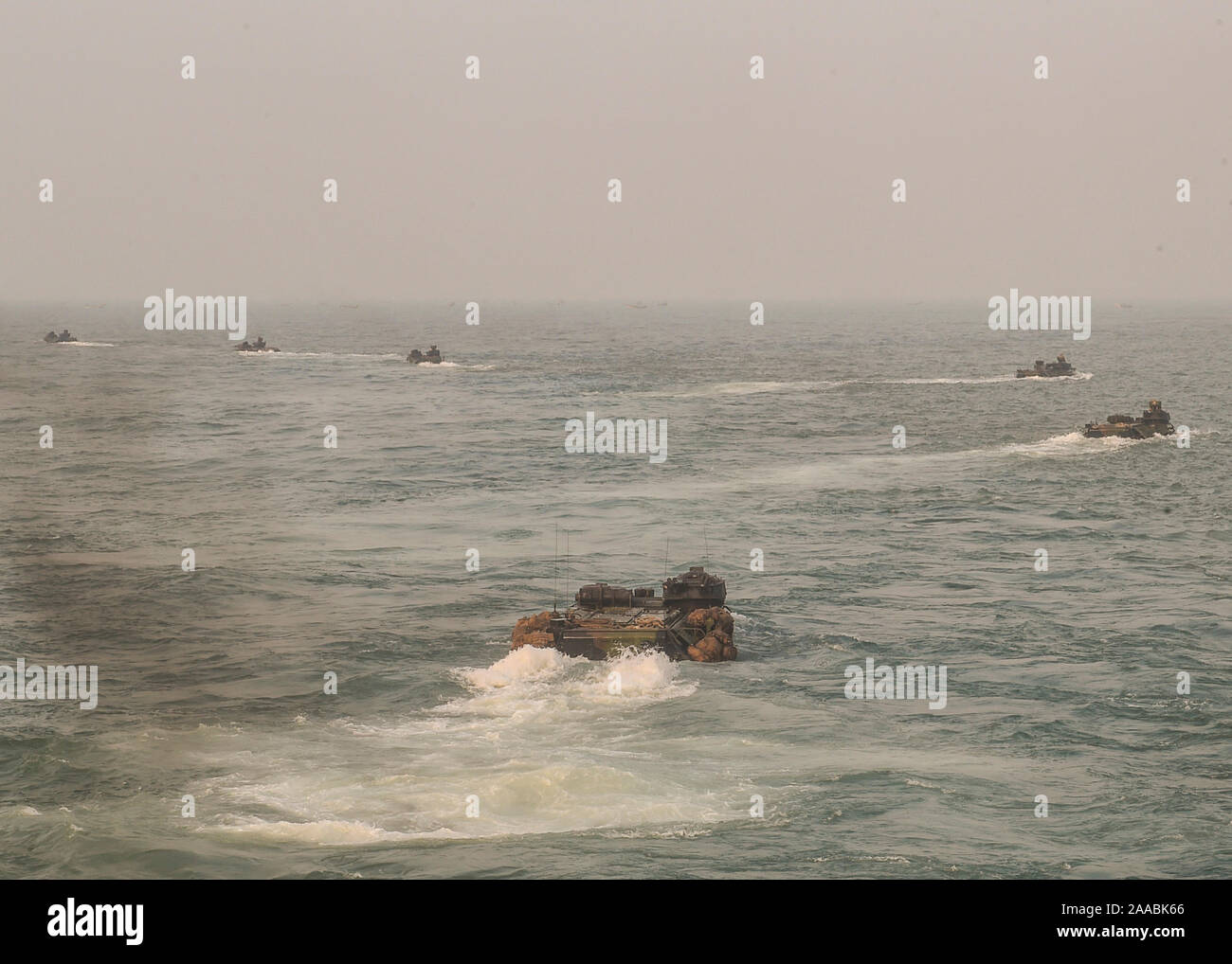 Baie du Bengale (nov. 19, 2019) l'agression américaine véhicules amphibie à la sortie de classe Whidbey Island landing ship dock USS Germantown (LSD 42) pour une plage pendant l'atterrissage Triumph Tiger. TRIUMPH Tiger aux États-Unis et donne les forces indiennes l'occasion d'échanger des connaissances et d'apprendre les uns des autres ainsi que d'établir des relations personnelles et professionnelles. (U.S. Photo par marine Spécialiste de la communication de masse 1re classe Toni Burton) Banque D'Images