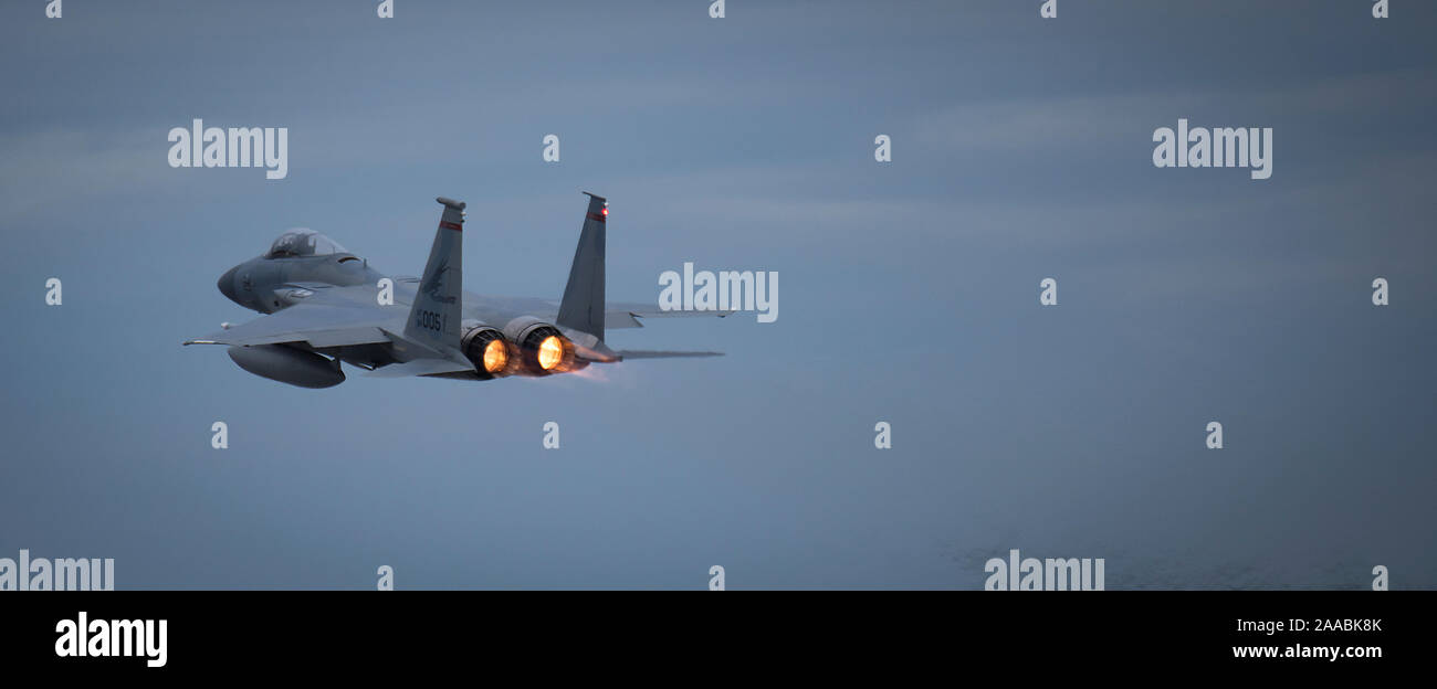 Une 123e Escadron de chasse F-15 Eagle à la base de la Garde nationale aérienne de Portland, Ore. survole la Base aérienne Tyndall, en Floride, au cours de drapeau à damier, le 14 novembre 2019. Drapeau à damier est une cellule, l'exercice conjoint-service qui permet aux pilotes d'effectuer des combats air-air scénarios. (U.S. Air National Guard photo de Tech. Le Sgt. Steph Sawyer, 142e Escadre de chasse Affaires publiques) Banque D'Images