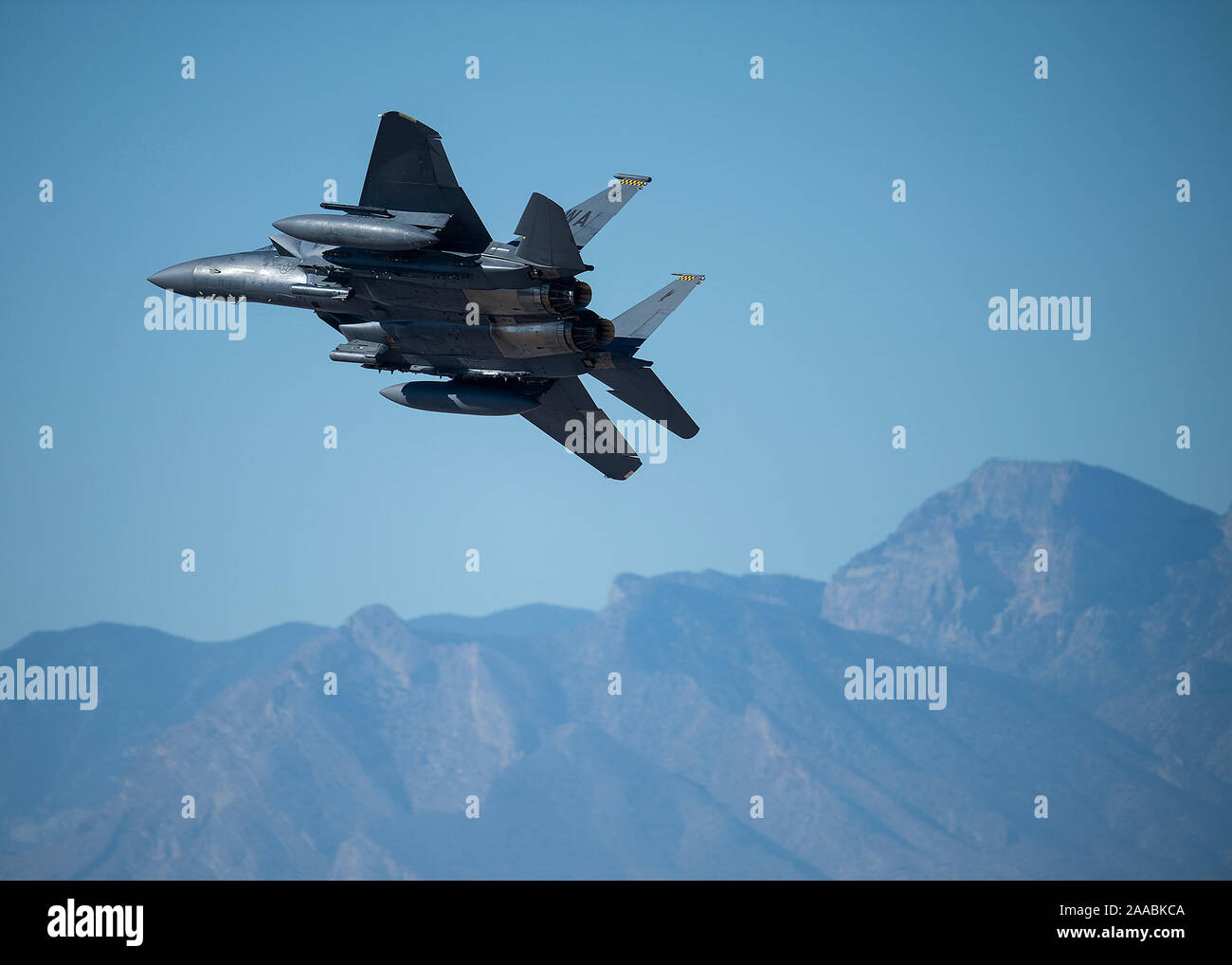Un F-15E Strike Eagle affecté à la 17e Escadron d'armes effectue une manoeuvre de l'air au cours de la Nation d'Aviation Air show 2019 à Nellis Air Force Base, au Nevada, le 16 novembre 2019. Le F-15E est un double-rôle fighter conçu pour effectuer à l'air-air et air-sol à basse altitude des missions, de jour ou de nuit et par tous les temps. (U.S. Air Force photo par un membre de la 1re classe Bryan Guthrie) Banque D'Images