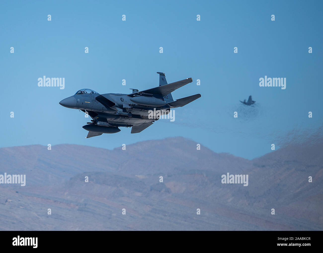 Un F-15E Strike Eagle affecté à la 422ème Test et évaluation effectue une manoeuvre de l'air au cours de nation d'Aviation 2019 à Nellis Air Force Base, au Nevada, le 16 novembre 2019. Le F-15's manoeuvrabilité supérieure et l'accélération sont obtenus grâce à sa forte poussée/poids élevé et à faible charge alaire. (U.S. Air Force photo par un membre de la 1re classe Bryan Guthrie) Banque D'Images