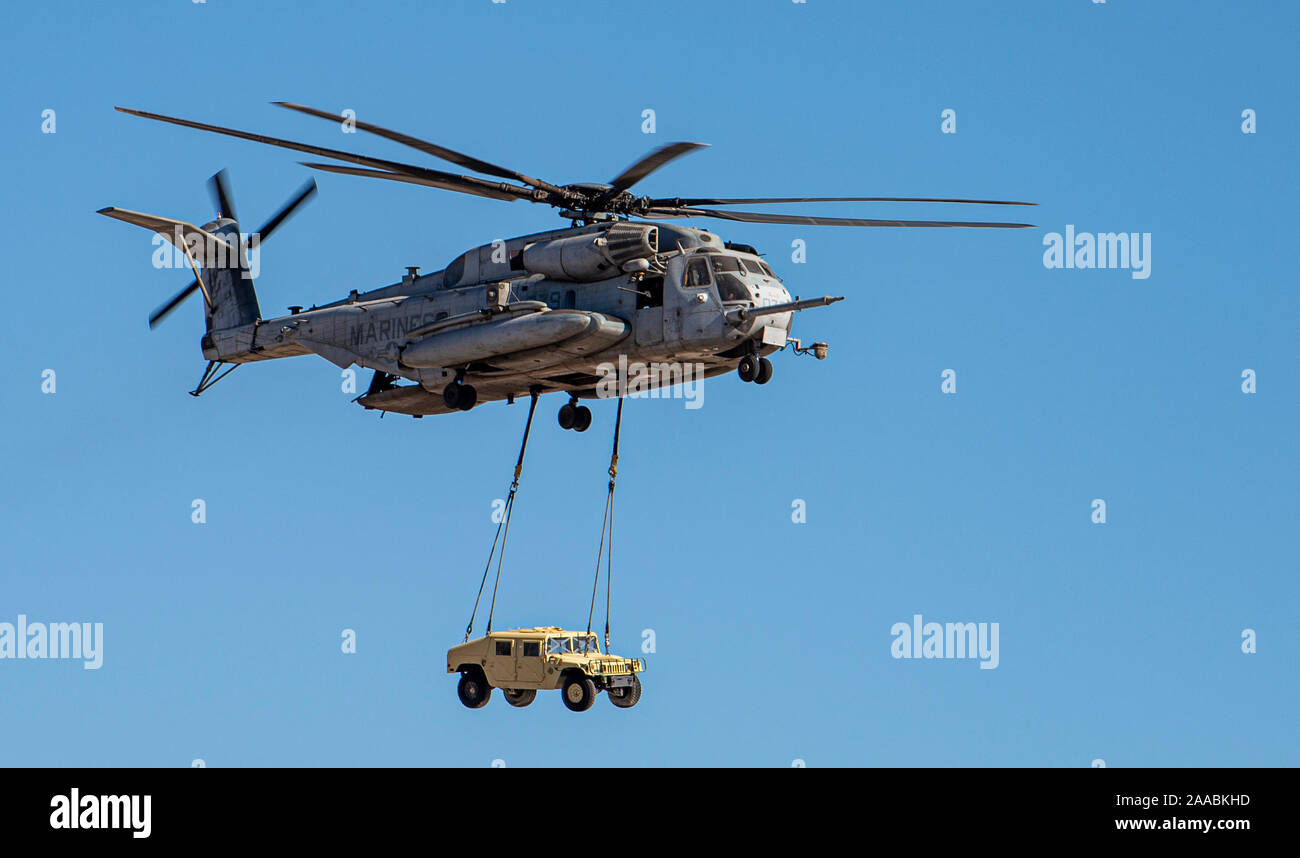 Un Corps des Marines américains CH-53E Super Stallion helicopter attribué à Marine Corps Air Station New River, North Carolina, porte un Humvee sur l'axe de vol au cours de nation d'Aviation 2019 à Nellis Air Force Base, au Nevada, le 17 novembre 2019. Le CH-53E a démontré sa mission première, qui est de fournir des voies de transport de combat d'armes lourdes, de l'équipement, des fournitures et des troupes. (U.S. Air Force photo par un membre de la 1re classe Dwane R. Young) Banque D'Images