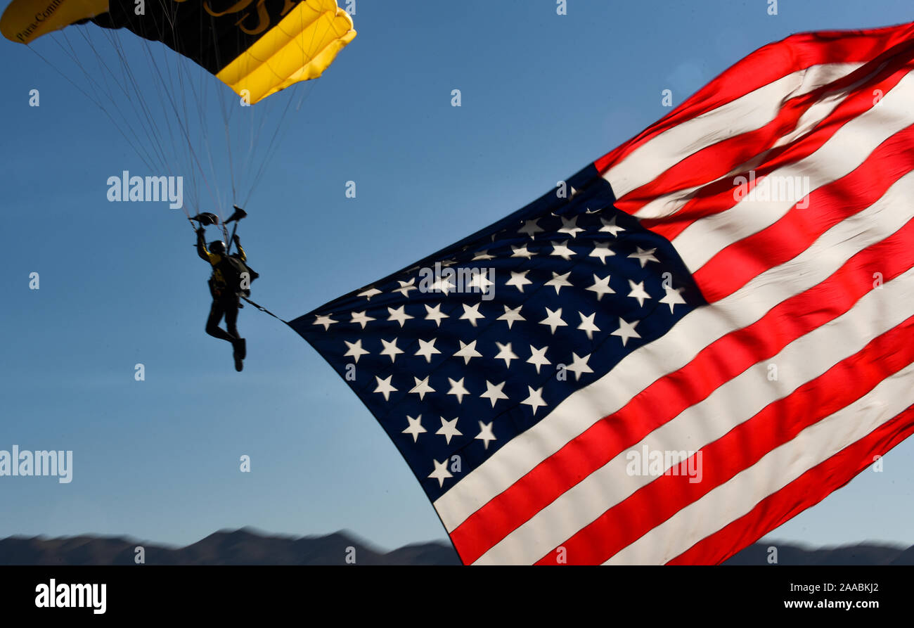 Membre de l'Para-Commandos, le commandement des opérations spéciales américaines, le premier ministre l'équipe de démonstration de parachutisme aérienne porte le drapeau américain comme hymne national joue à la Nation d'Aviation Air show 2019 à Nellis Air Force Base, au Nevada, le 16 novembre 2019. Le COMMANDEMENT Para-Commandos peut effectuer d'aussi bas que 2 000 pieds au-dessus du niveau du sol jusqu'à 13 500 pieds au-dessus du sol. (U.S. Photo de l'Armée de l'air par la Haute Airman Kevin Tanenbaum) Banque D'Images