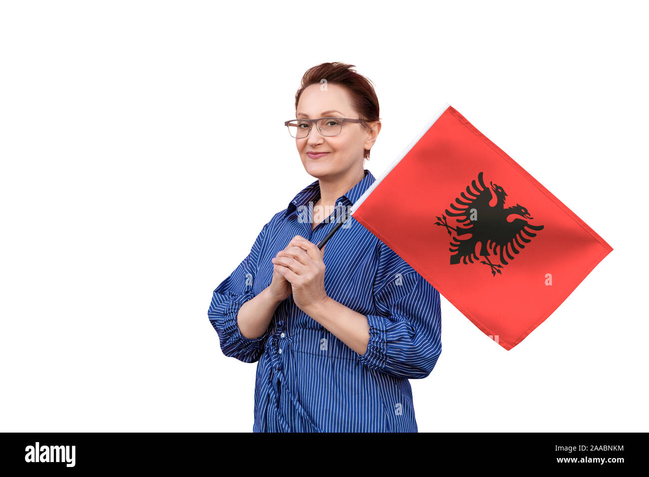 Drapeau de l'Albanie. Femme tenant drapeau albanais. Beau portrait de