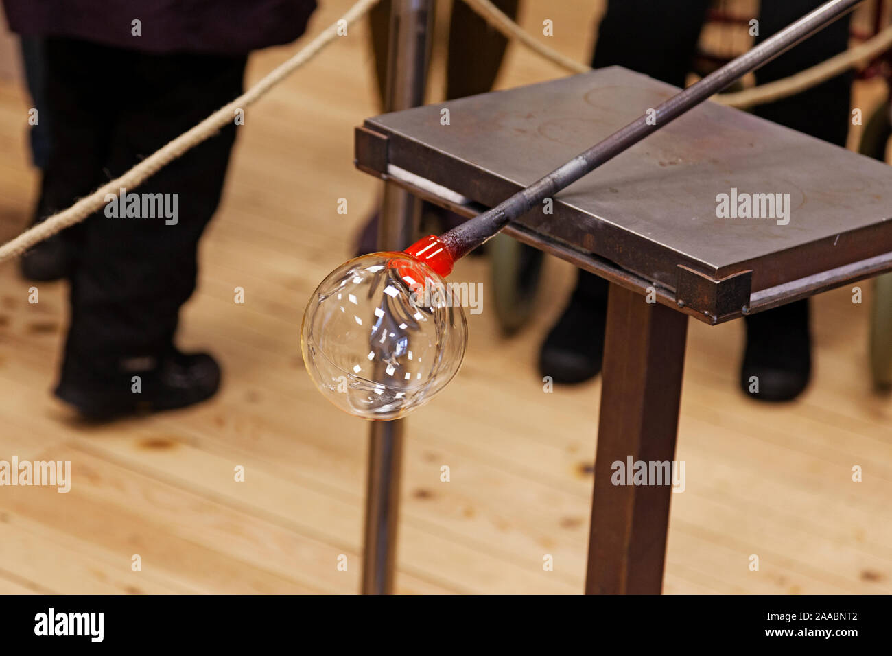 La masse de verre formé par l'ajout en soufflant de l'air Banque D'Images