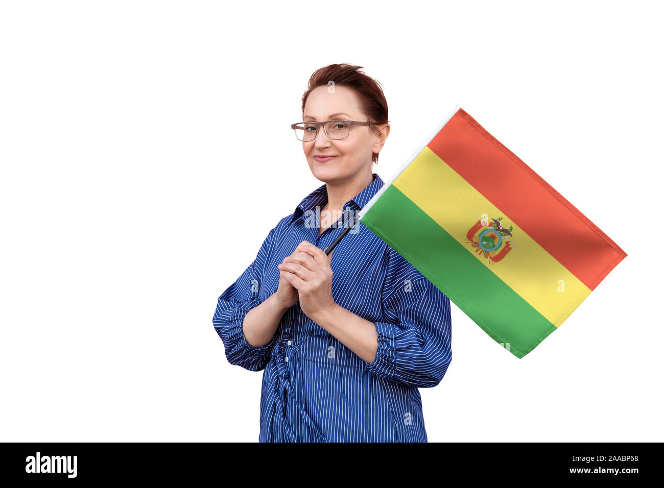 Drapeau de la Bolivie. Femme tenant un drapeau bolivien. Beau portrait de femme d'âge moyen 40 50 ans la tenue d'un grand drapeau isolé sur fond blanc. Banque D'Images