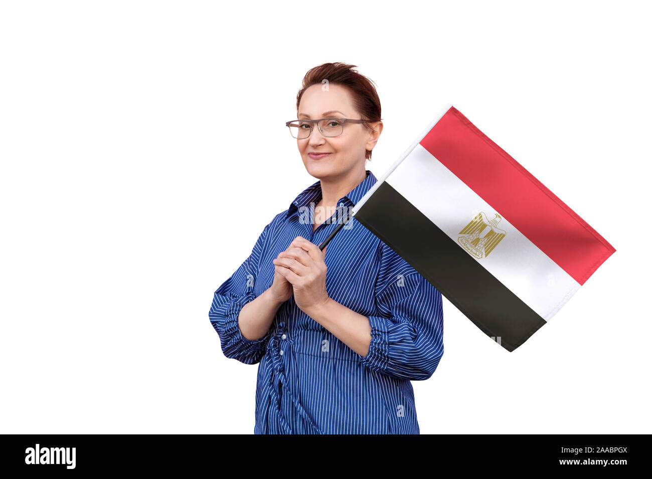 Drapeau de l'Égypte. Femme tenant un drapeau égyptien. Beau portrait de femme d'âge moyen 40 50 ans la tenue d'un grand drapeau isolé sur fond blanc. Banque D'Images