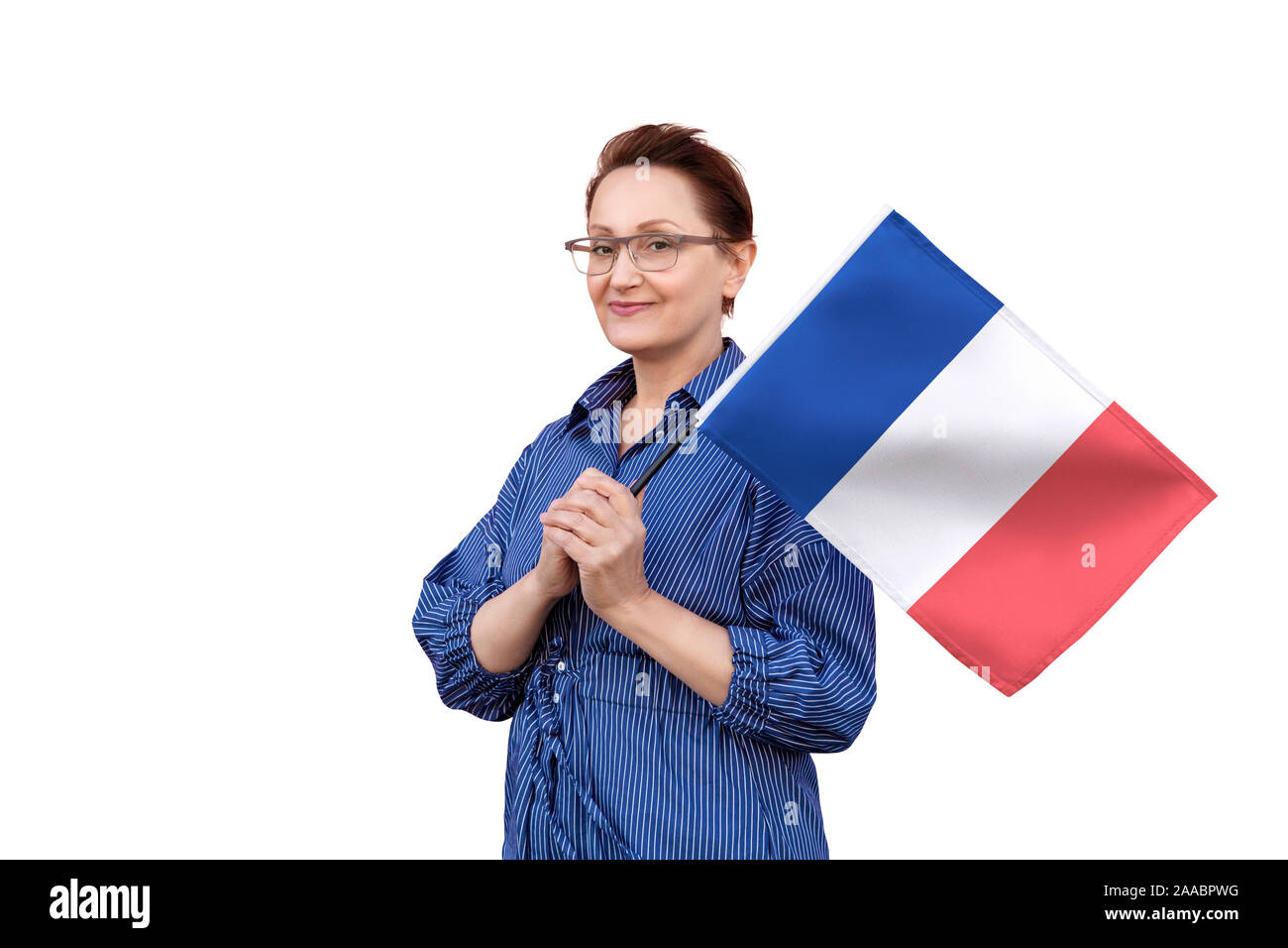 Drapeau de la France. Femme tenant un drapeau du Zimbabwe. Beau portrait de femme d'âge moyen 40 50 ans la tenue d'un grand drapeau isolé sur fond blanc. Banque D'Images