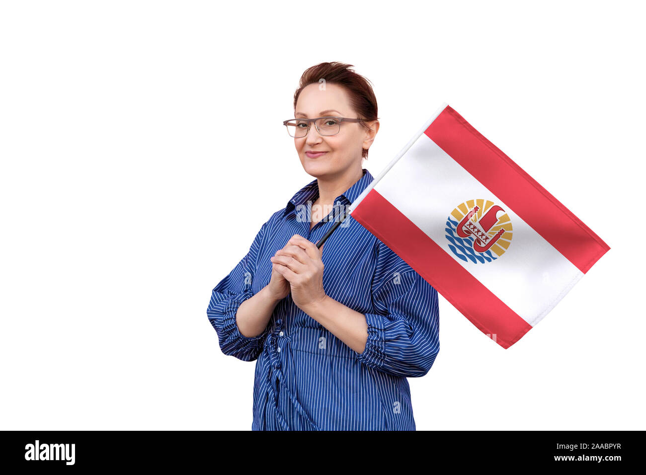 Drapeau de la Polynésie française. Beau portrait de femme d'âge moyen 40 50 ans la tenue d'un grand drapeau isolé sur fond blanc. Banque D'Images