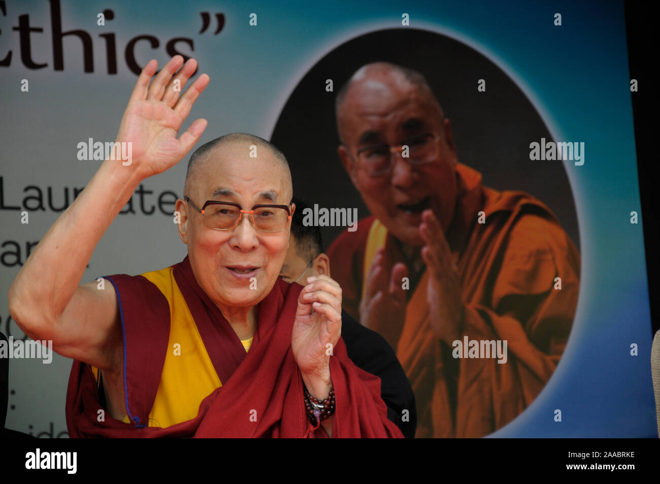 Le chef spirituel tibétain le Dalaï Lama arrive à prononcer une conférence sur l'éthique universelle à l'India International Centre, à New Delhi le jeudi Novemb Banque D'Images