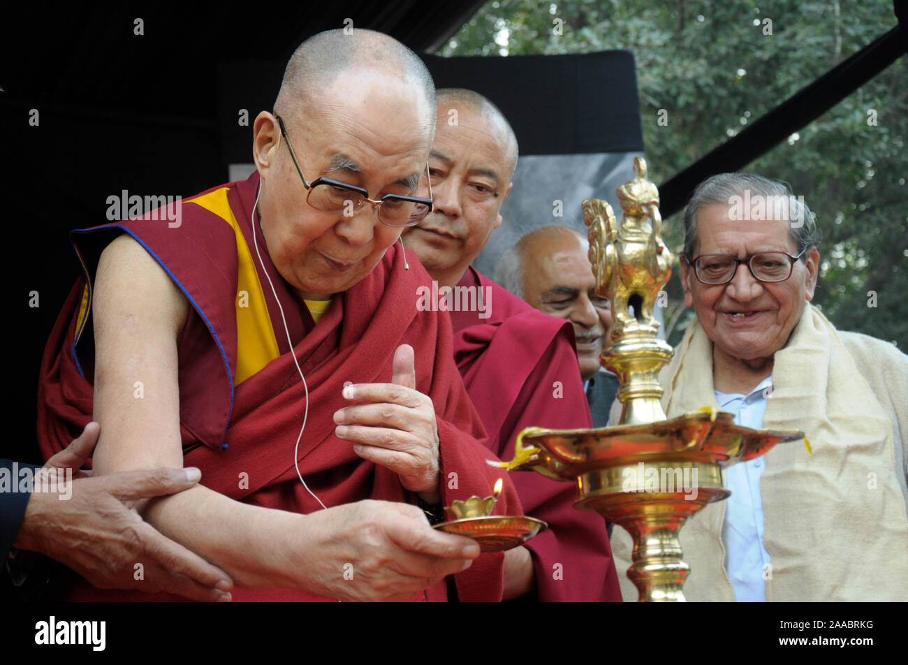 Le chef spirituel tibétain le dalaï-lama s'allume une lampe à huile avant de livrer une conférence sur l'éthique universelle à l'India International Center de New Delhi Banque D'Images
