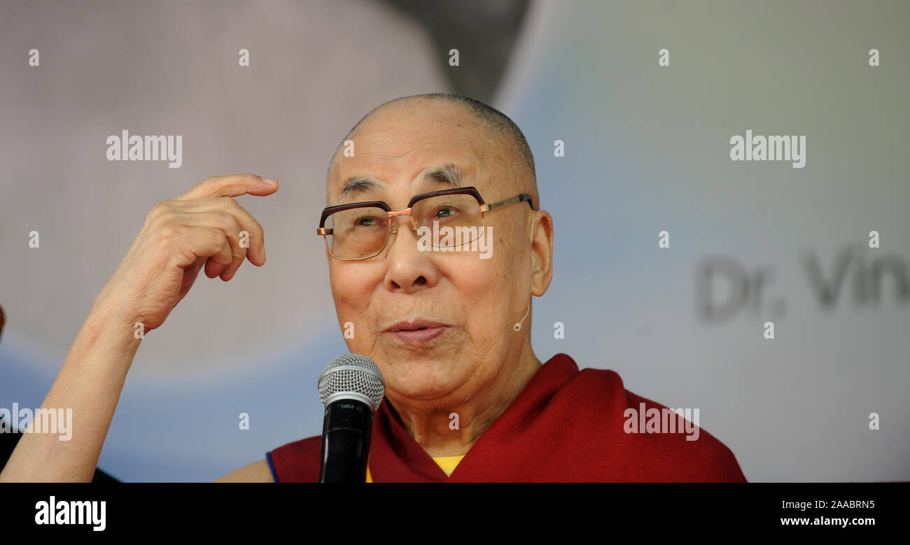 Le chef spirituel tibétain le Dalaï Lama offrant une conférence sur l'éthique universelle à l'India International Centre, à New Delhi le jeudi 21 novembre Banque D'Images