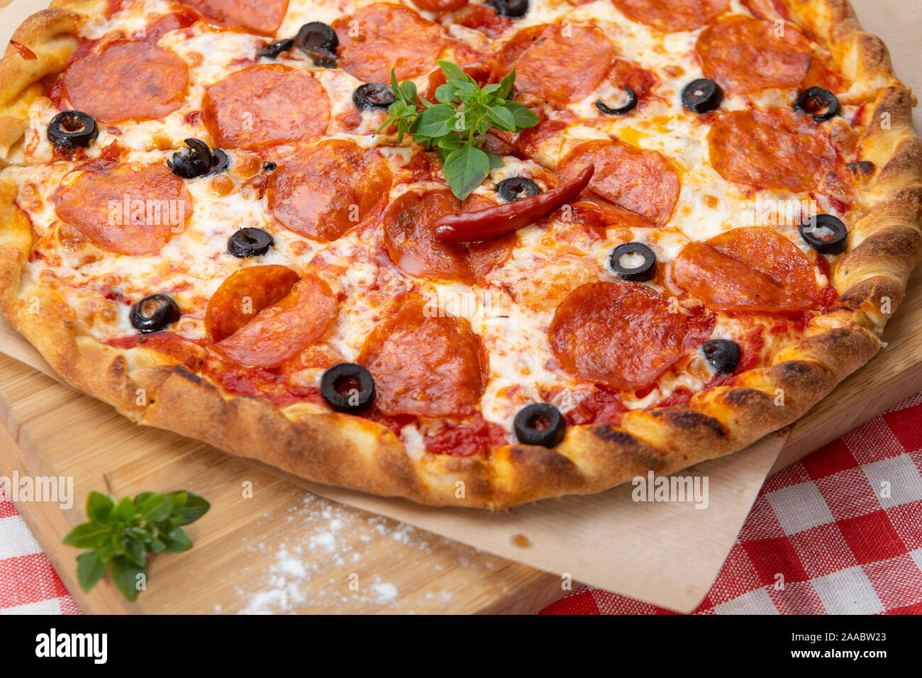 Pizza au pepperoni, close-up avec divers ingrédients décoré avec du basilic, un assortiment de fast food italien traditionnel Banque D'Images