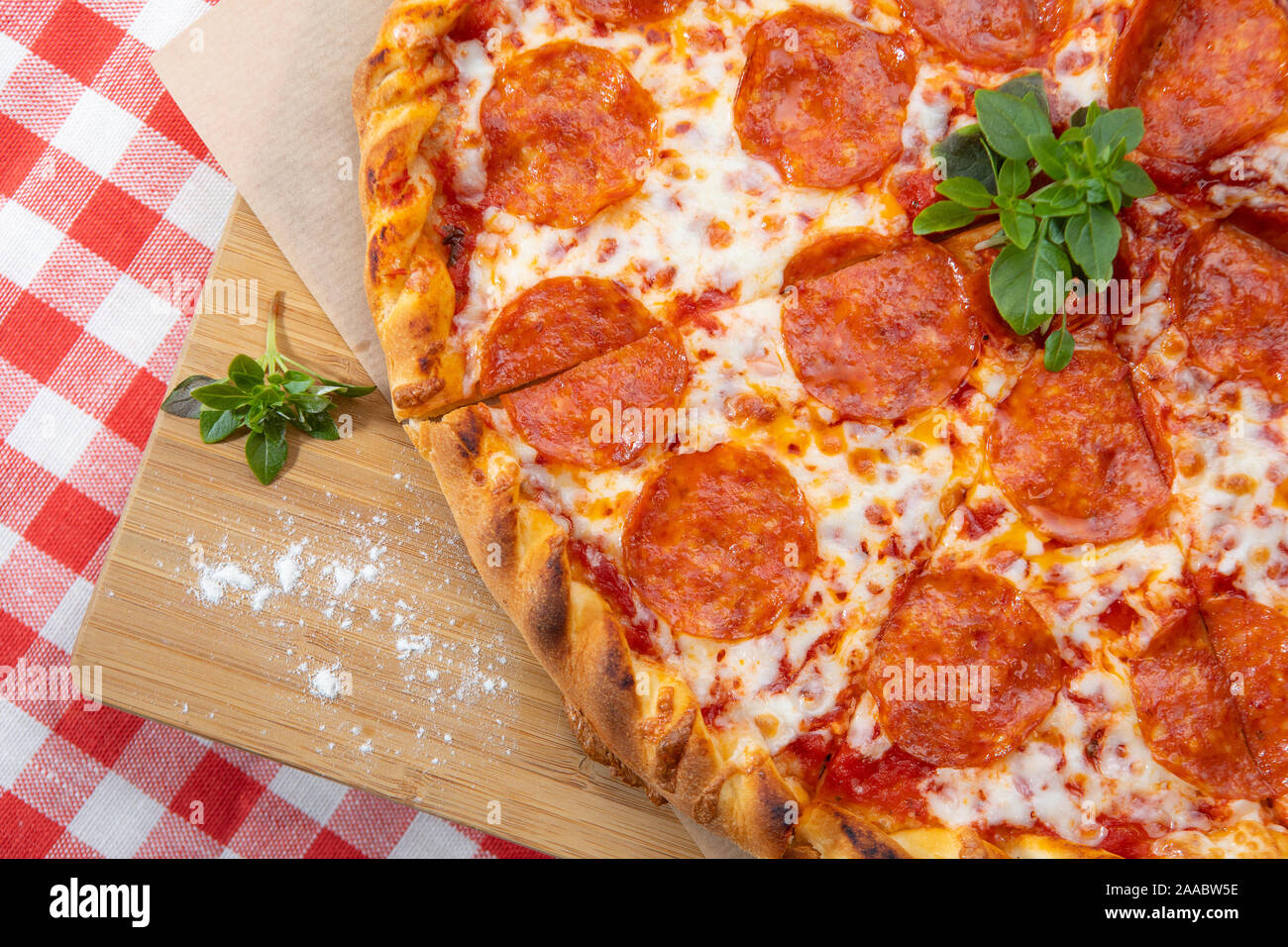 Pizza au pepperoni, close-up avec divers ingrédients décoré avec du basilic, un assortiment de fast food italien traditionnel Banque D'Images
