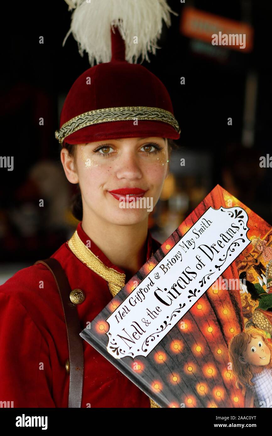 Celeste Birdsall, de Cirencester, avec Nell Gifford new children's book 'Nell & le cirque de rêves', illustré par Briony May Smith. Banque D'Images