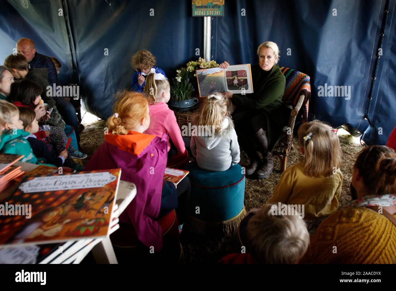 Nell Gifford la lecture de son nouveau livre pour enfants 'Nell & le cirque de rêves', illustré par Briony May Smith. Banque D'Images