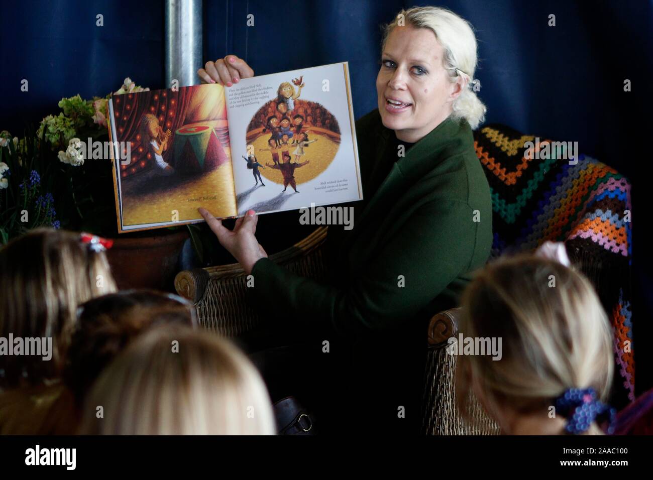 Nell Gifford la lecture de son nouveau livre pour enfants 'Nell & le cirque de rêves', illustré par Briony May Smith. Banque D'Images