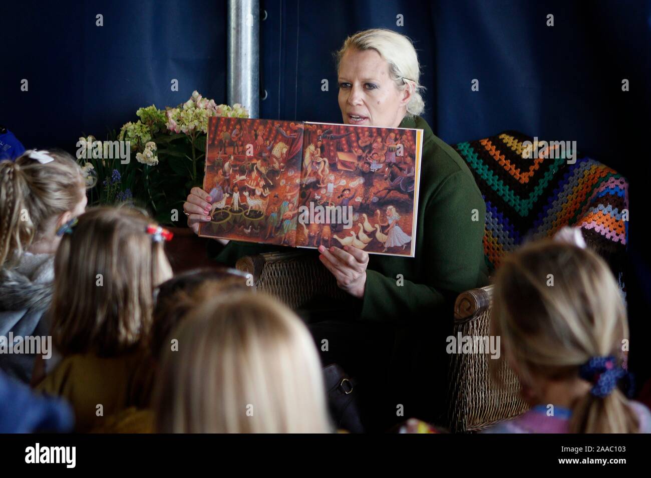 Nell Gifford la lecture de son nouveau livre pour enfants 'Nell & le cirque de rêves', illustré par Briony May Smith. Banque D'Images