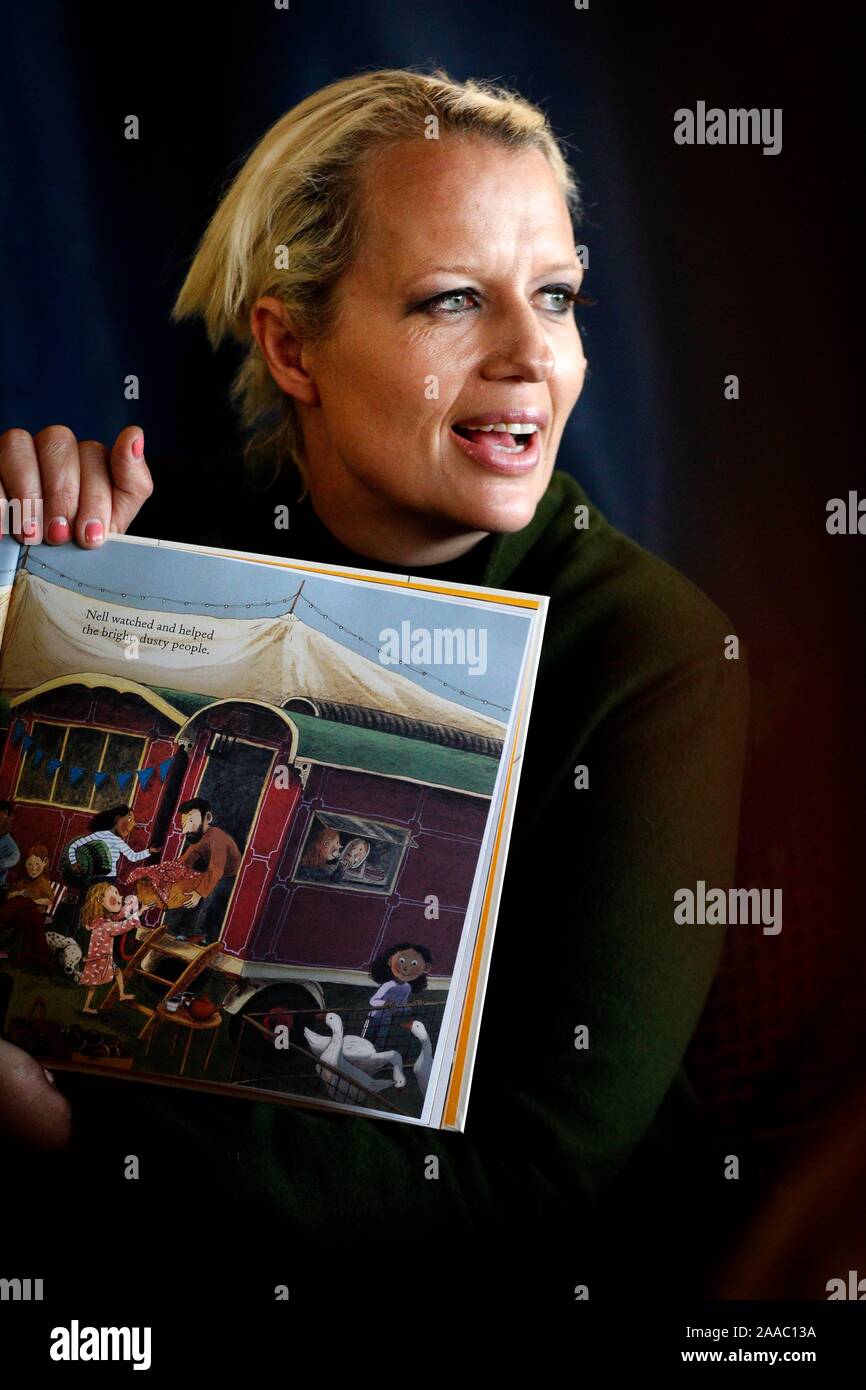 Nell Gifford la lecture de son nouveau livre pour enfants 'Nell & le cirque de rêves', illustré par Briony May Smith. Banque D'Images