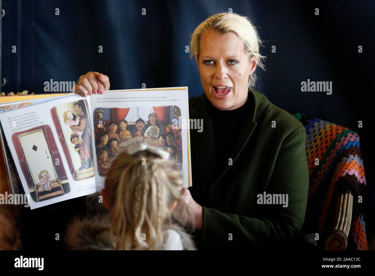 Nell Gifford la lecture de son nouveau livre pour enfants 'Nell & le cirque de rêves', illustré par Briony May Smith. Banque D'Images