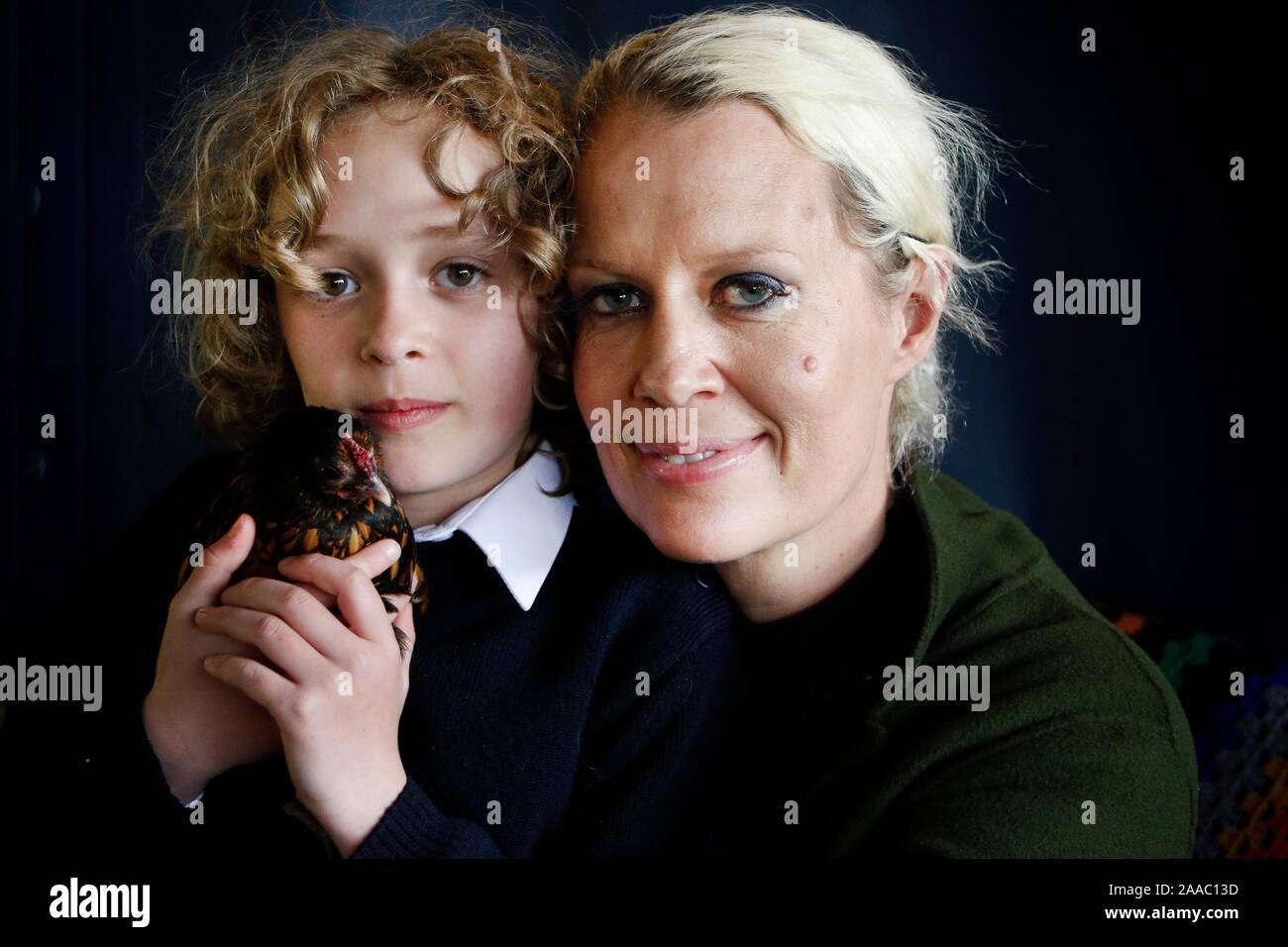 Nell Gifford avec sa fille, 9 rouge, et son animal de compagnie Golden Sebright bantam chick, qui figure dans le nouveau Nell children's book 'Nell & le Cirque du Dr Banque D'Images