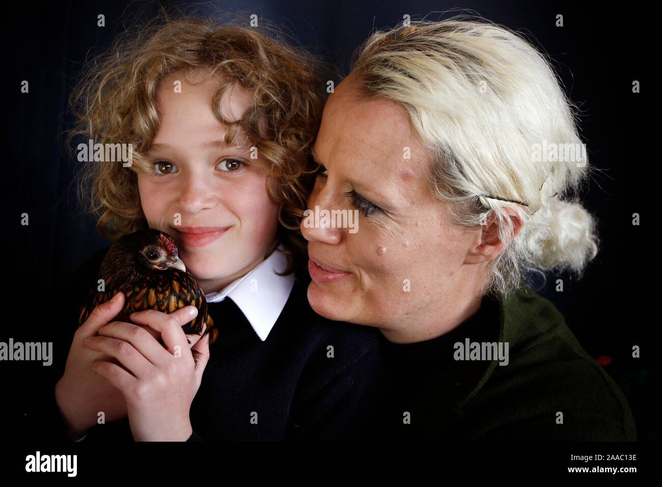 Nell Gifford avec sa fille, 9 rouge, et son animal de compagnie Golden Sebright bantam chick, qui figure dans le nouveau Nell children's book 'Nell & le Cirque du Dr Banque D'Images